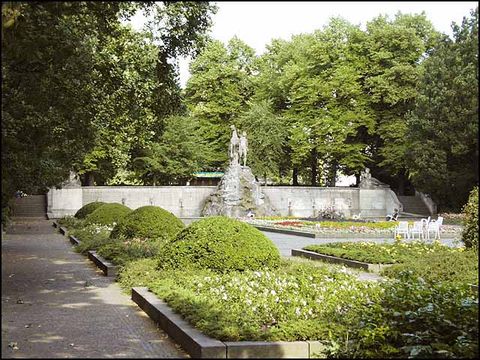 Siegfriedbrunnen mit Blumenparterre