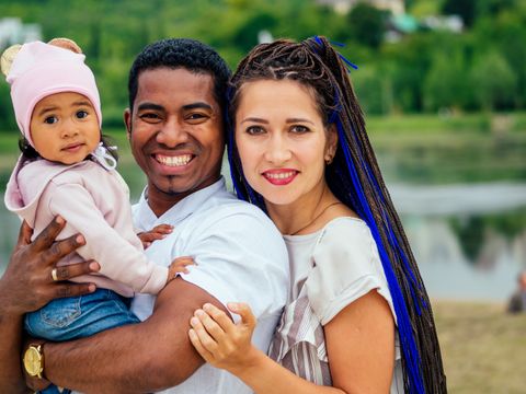 Eine dreiköpfige Familie im Park.jpg