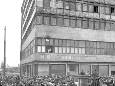 Menschenansammlung vor dem später in Brand gesteckten Kolumbushaus mit Sitz der DDR-Handelsorganisation (HO) am Potsdamer Platz, 17. Juni 1953. 