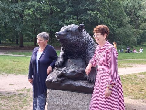 Stadtentwicklungssenatorin Katrin Lompscher und Robin S. Quinville, Geschäftsträgerin der US-Botschaft in Berlin, vor der Bären-Plastik