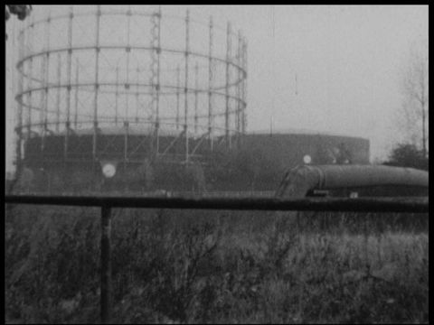 Ein schwarz/weiß Bild eines Gasometers.