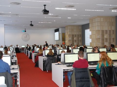 Die Teilnehmenden des Eignungstest im E-Examination Center der FU Berlin.