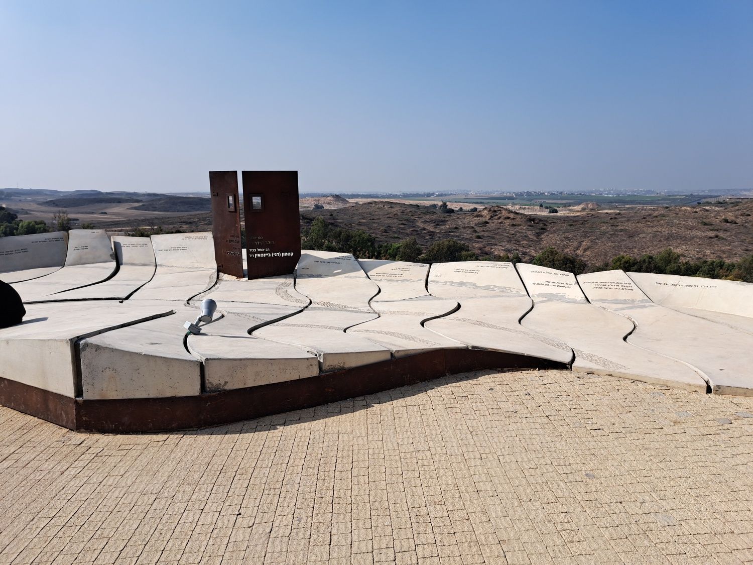 Blick vom Mahnmal des Kobi-Hügels (Givat Kobi) über Sderot auf den Gazastreifen