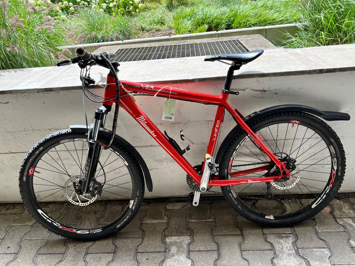 Rotes Herrenfahrrad