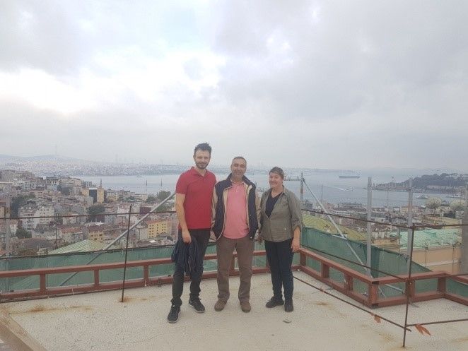 Blick aus der obersten Etage des zweiten Dienstgebäudes der Bezirksverwaltung mit Galip Yoğun aus der Fachtechnik (links) und Basar Celikkalkan von der Projektsteuerung (Mitte).