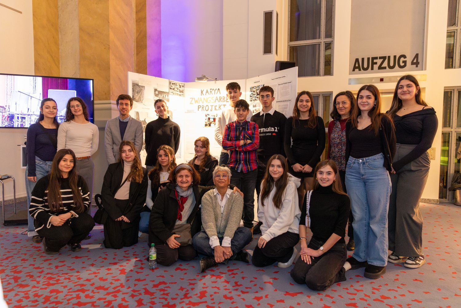 23. Januar 2024: Schülerinnen und Schüler der Staatlichen Europaschule Neugriechisch in Steglitz besuchen zusammen mit ihren Lehrerinnen das Berliner Abgeordnetenhaus