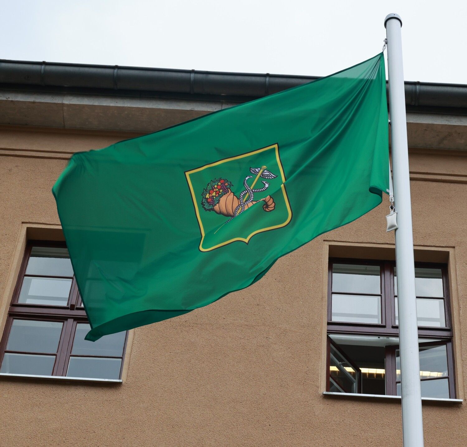 Juli 2024: Fahne der Partnerstadt Charkiw (Ukraine) wurde vor dem Rathaus Zehlendorf gehisst. 