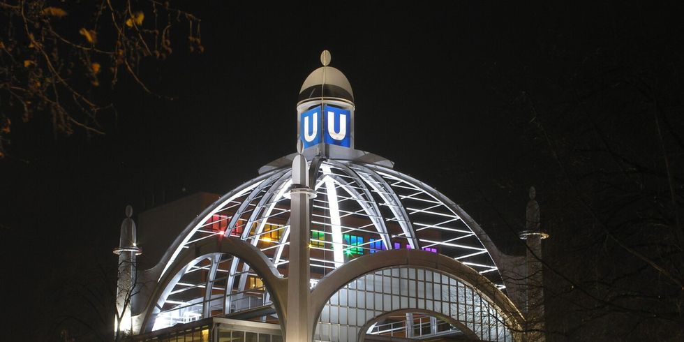 Die beleuchtete Kuppel des unter Denkmalschutz stehenden U-Bahnhof Nollendorfplatz