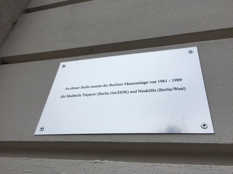 Gedenktafel am Schulgebäude Wildenbruchstraße