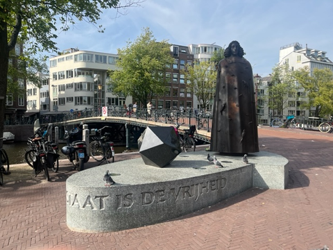 Bildvergrößerung: Statue des niederländischen Philosophen Baruch de Spinoza