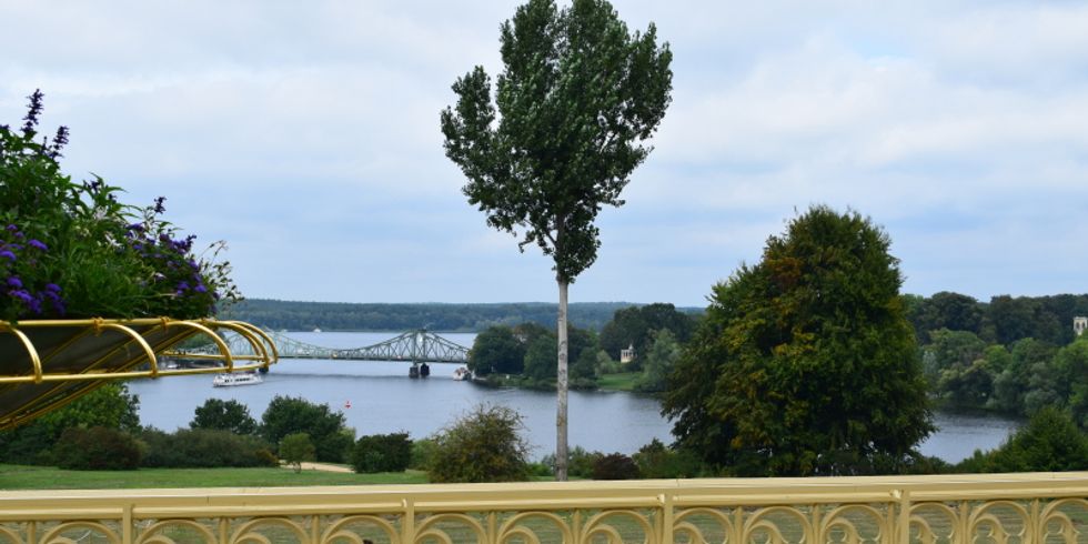 schloss-babelsberg-blick-glienicker-bruecke-bild