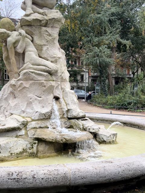 Bildvergrößerung: Wasser fließt aus einem Brunnen.