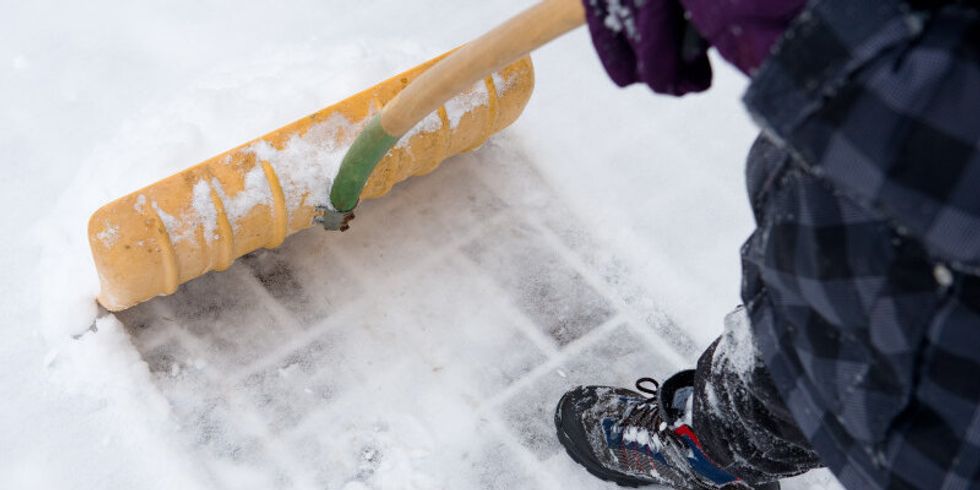 Eine Person mit einer Schneeschaufel