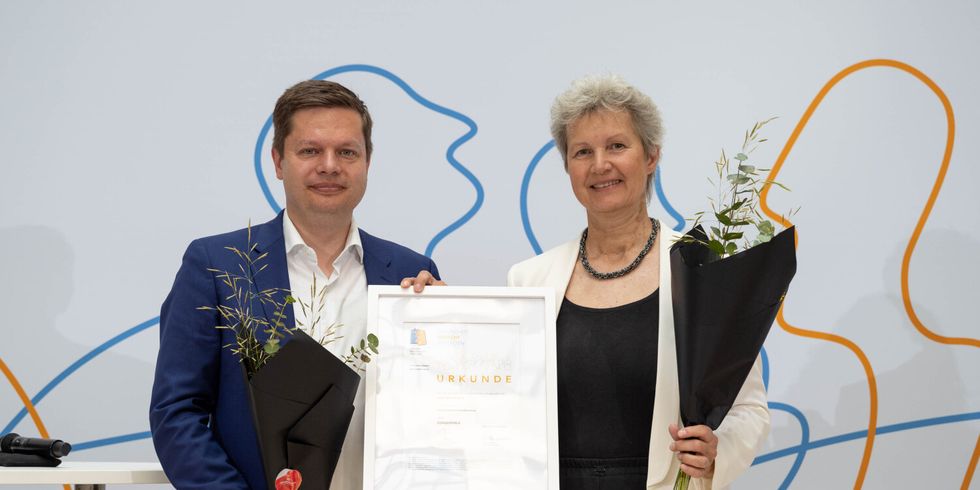 Bezirksbürgermeister Martin Schaefer mit der Preisträgerin Sonderpreis beim Berliner Gesundheitspreis 2023, Dr. Martyna Voß