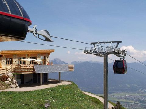 Blick von der Bergstation der Reuttner Seilbahnen am Hahnenkamm in Tirol