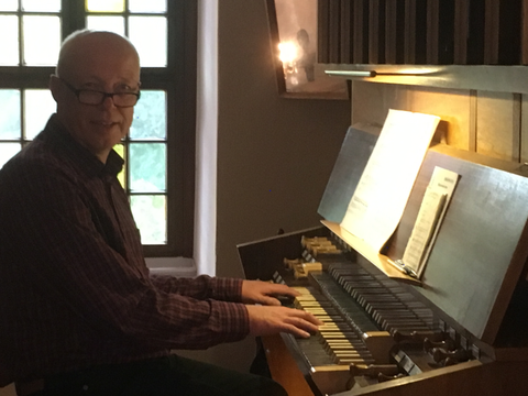 Bildvergrößerung: Mann spielt auf der Orgel