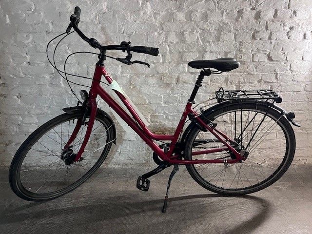 Rotes Damenfahrrad