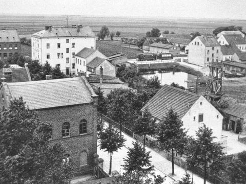 Historische Aufnahme vom Kirchturm der evangelischen Dorfkirche auf die Küsterrei und die Feuerwehrstation