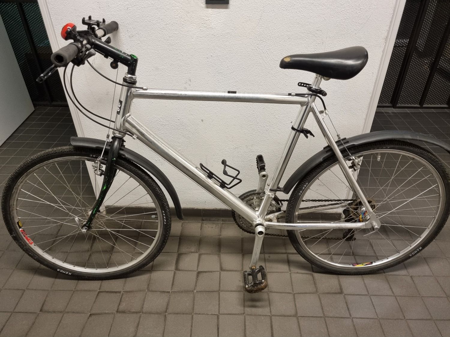 Silber farbenes Herrenfahrrad