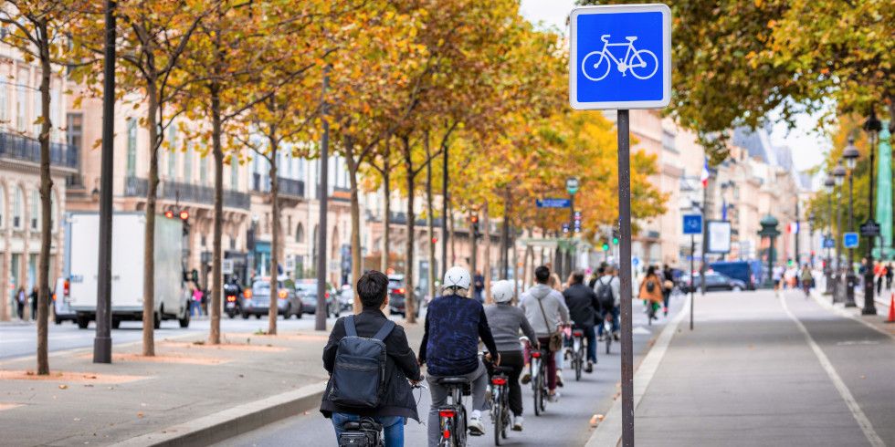 Fahrradstraße mit Verkehrszeichen und Fahrradfahrern