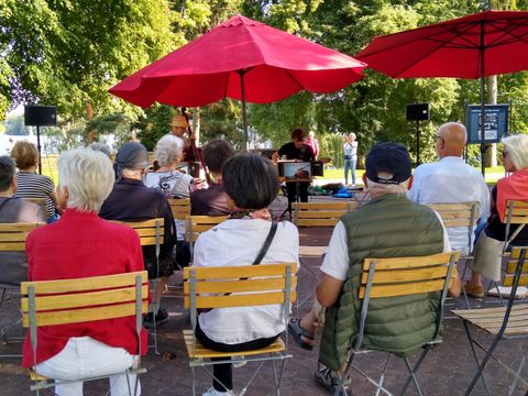 Bildvergrößerung: Zuhörer bei einem Konzert im Landhausgarten Dr. Max Fraenkel