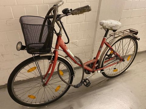 Rotes Damenfahrrad