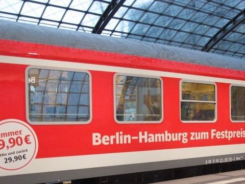 Der IRE Berlin-Hamburg am Bahnsteig