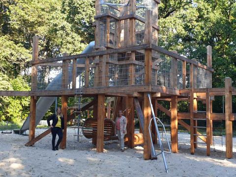 Bildvergrößerung: Bezirksstadträtin Katrin Schultze-Berndt (CDU) und Angela Gahlert, Spielplatzverwaltung (l.) auf dem sanierten Spielplatz Mäckeritzwiesen. 