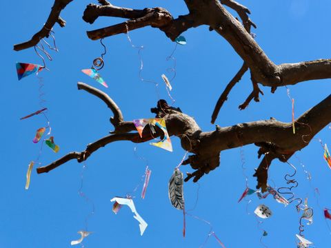 Werkschau Young Arts Baum mit Kunstwerken