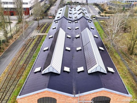 Ansicht der Module der PV-Anlage auf dem Dach der alten Kanonenhalle