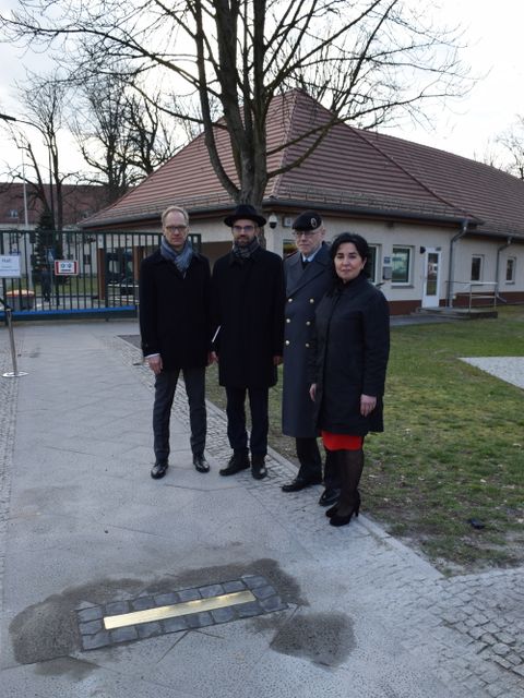 Stolperschwelle vor der Julius-Leber-Kaserne