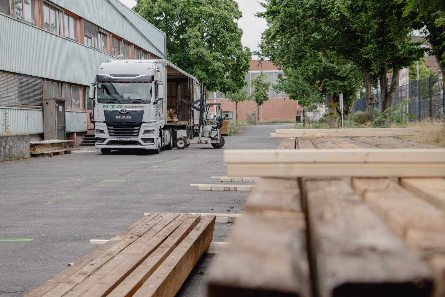 Ein LKW beim Abladen von Holz