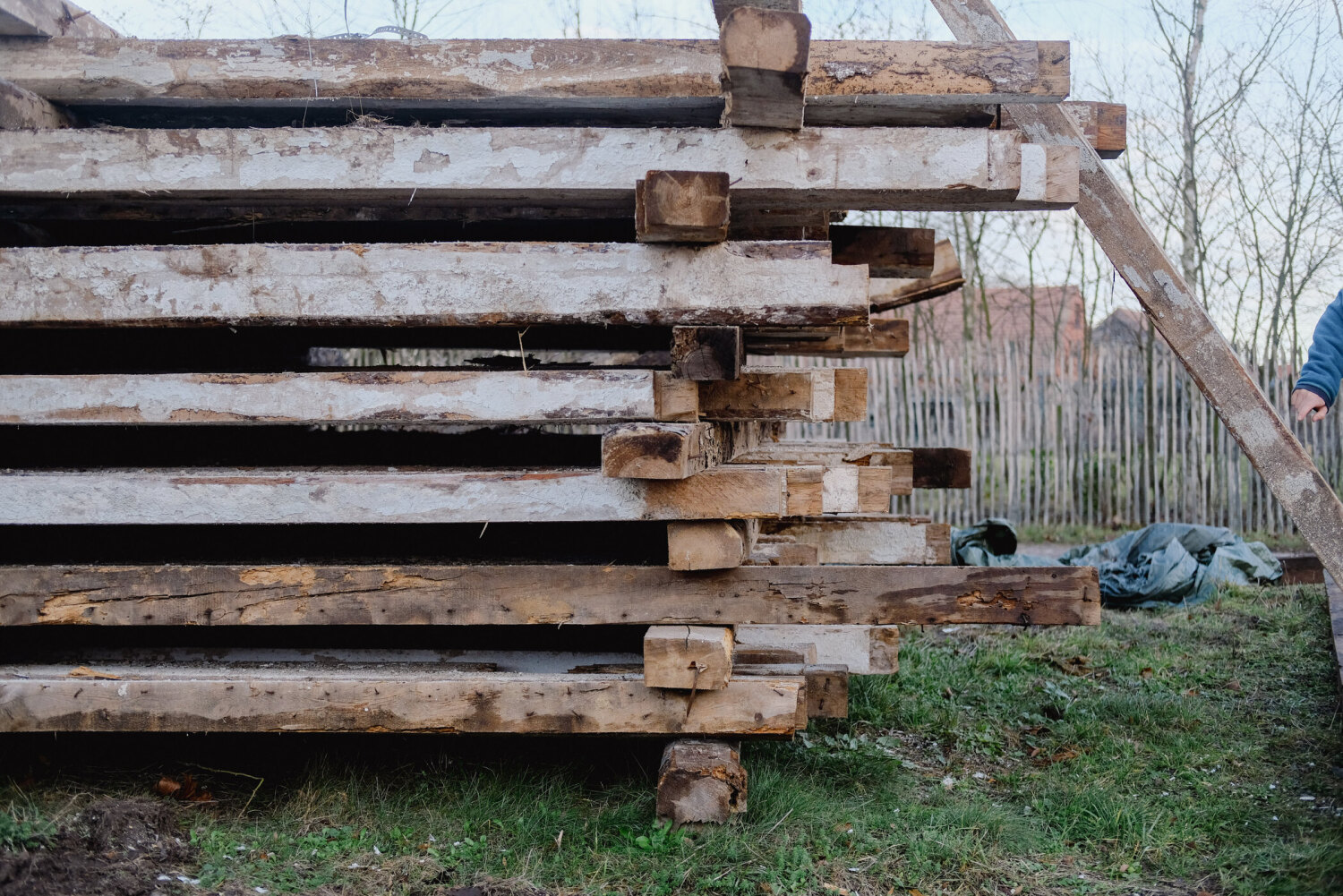 Ein Stapel aufgeschichteter älterer Holzbalken