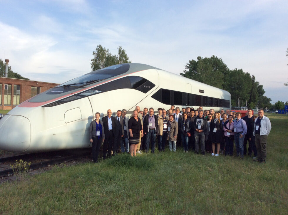 Gruppenbild vor einem futuristischen Schnellzug