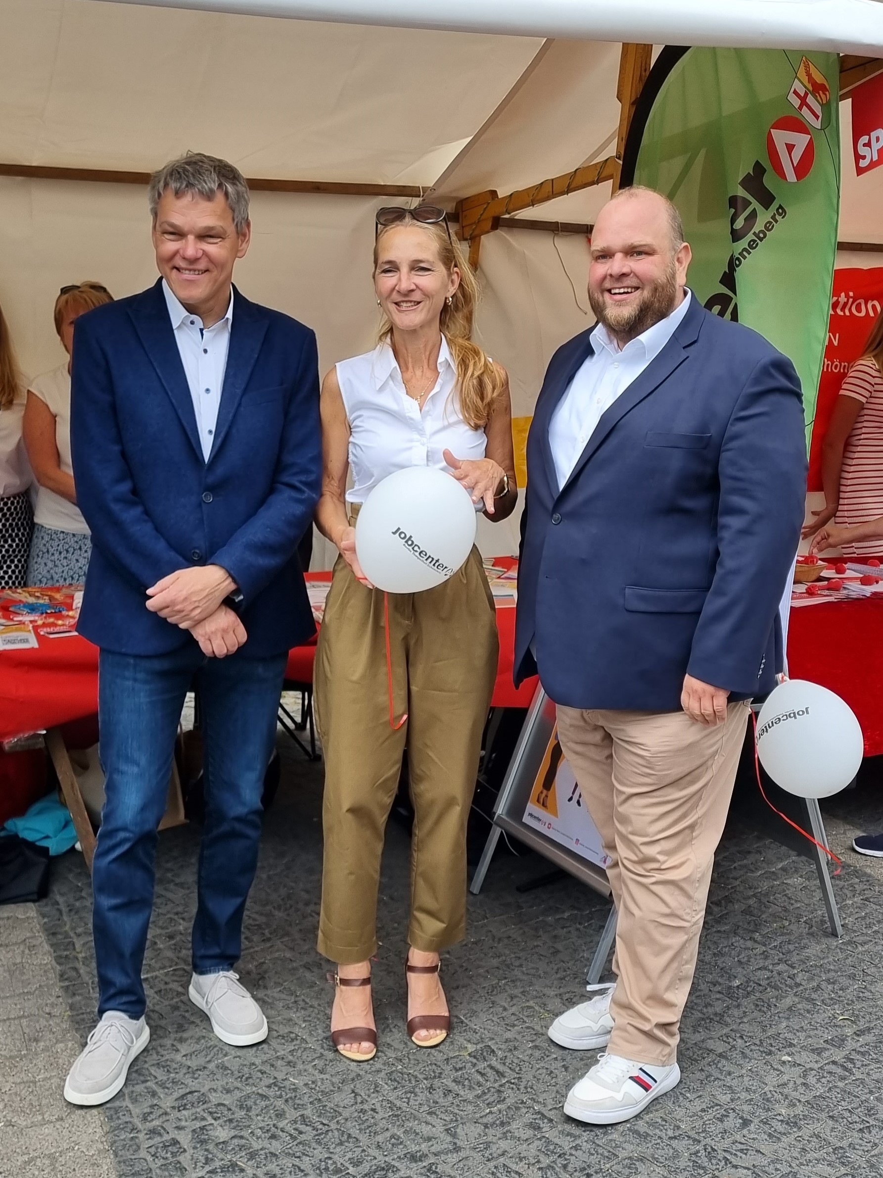 vl. Jörn Oltmann (Bezirksbürgermeister Berlin Tempelhof-Schöneberg), Elena Zavlaris (Geschäftsführerin Jobcenter Berlin Tempelhof-Schöneberg), Matthias Steuckardt (Stellvertretender Bezirksbürgermeister und Bezirksstadtrat)