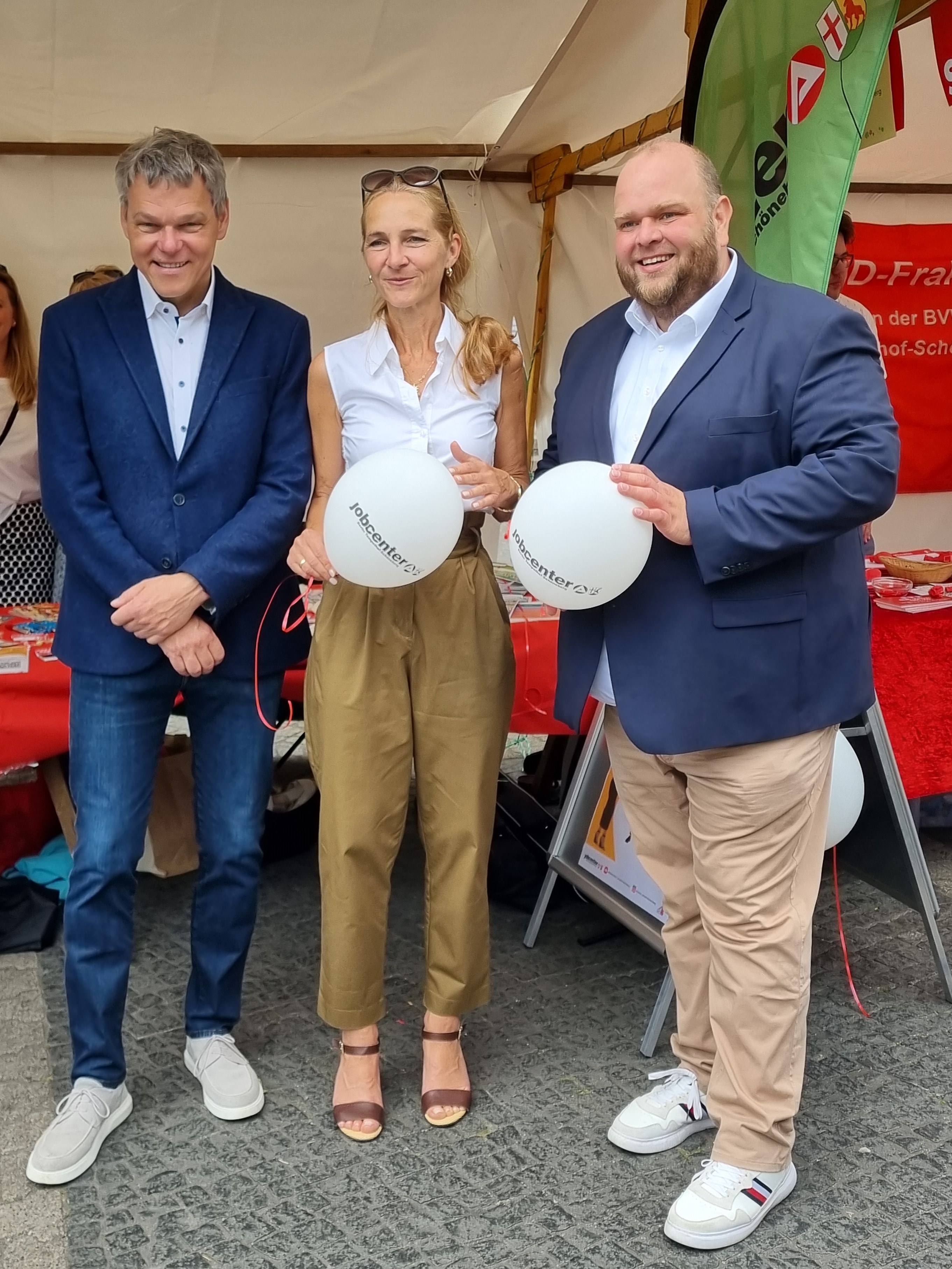 vl. Jörn Oltmann (Bezirksbürgermeister Berlin Tempelhof-Schöneberg), Elena Zavlaris (Geschäftsführerin Jobcenter Berlin Tempelhof-Schöneberg), Matthias Steuckardt (Stellvertretender Bezirksbürgermeister und Bezirksstadtrat)