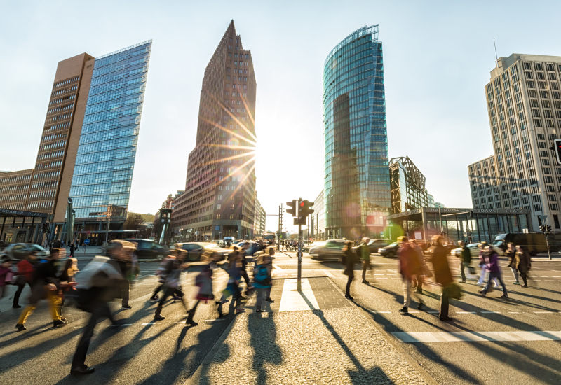 Postdamer Platz mit Menschengetümmel im Morgenlicht