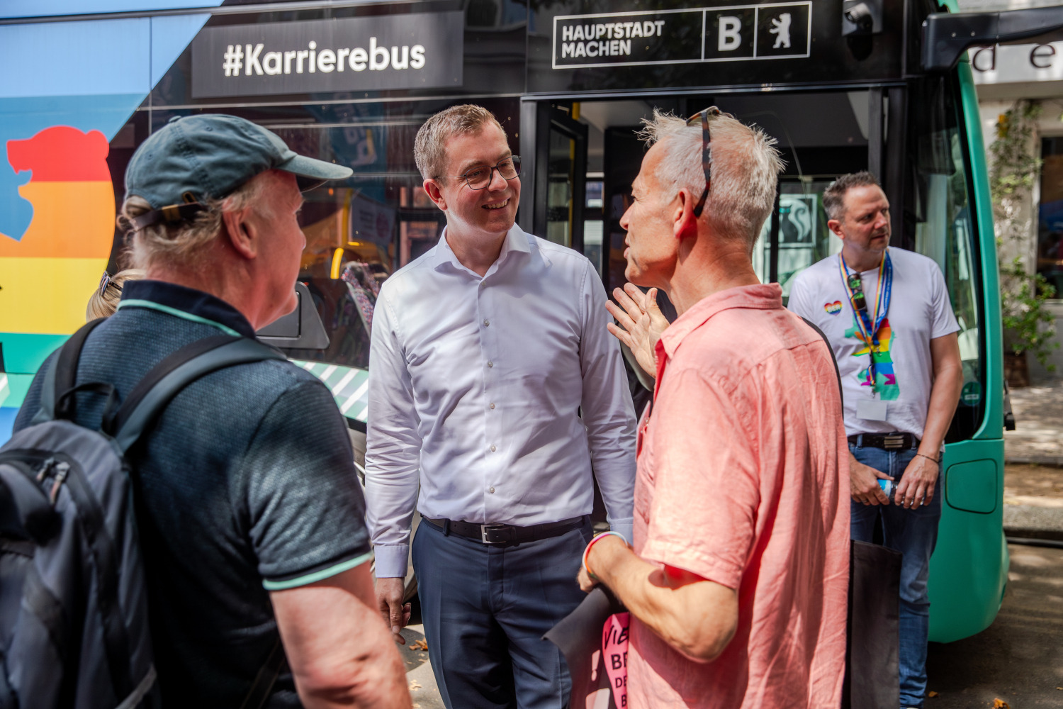 Finanzsenator Stefan Evers am Karrierebus auf dem Motzstraßenfest am 20.07.2024