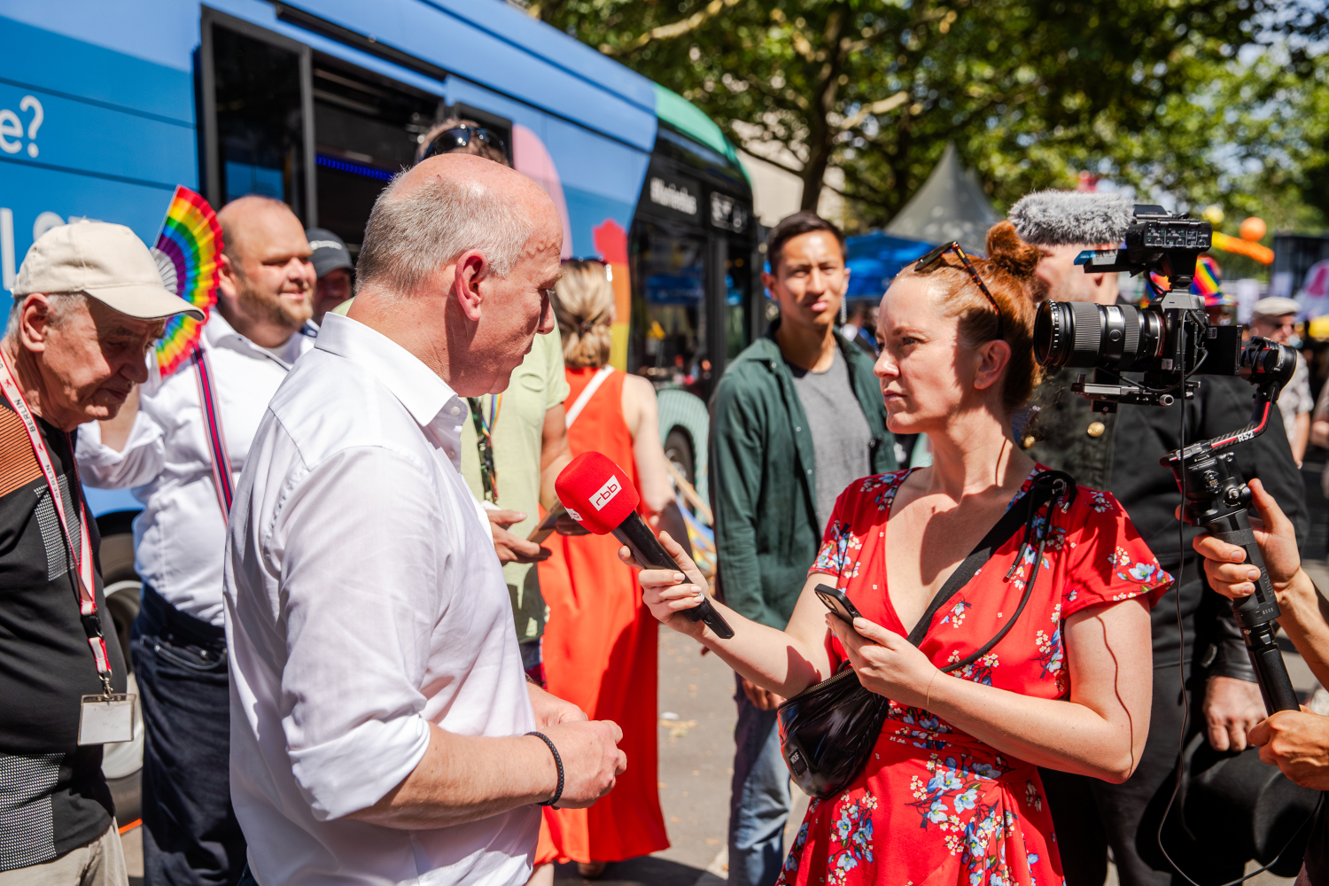 Der Regierende Bürgermeister Kai Wegner am Karrierebus auf dem Motzstraßenfest am 20.07.2024