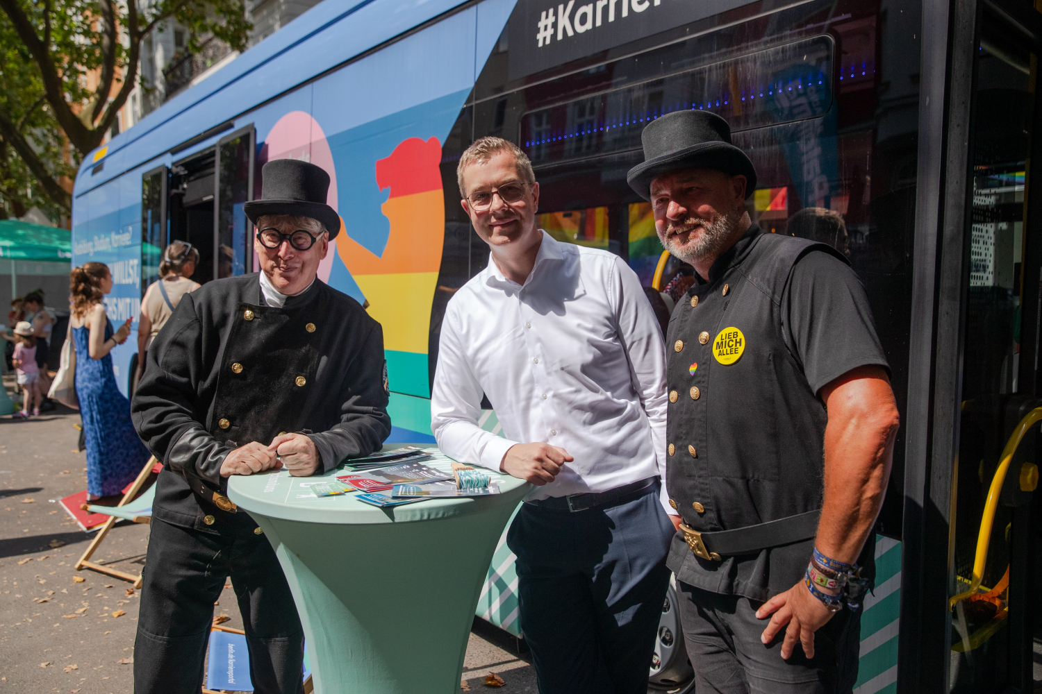 Finanzsenator Stefan Evers beim Karrierebus auf dem Motzstraßenfest am 20.07.2024