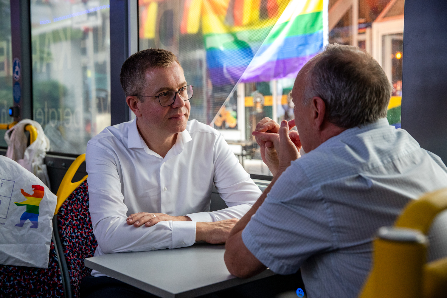 Finanzsenator Stefan Evers im Karrierebus auf dem Motzstraßenfest am 20.07.2024