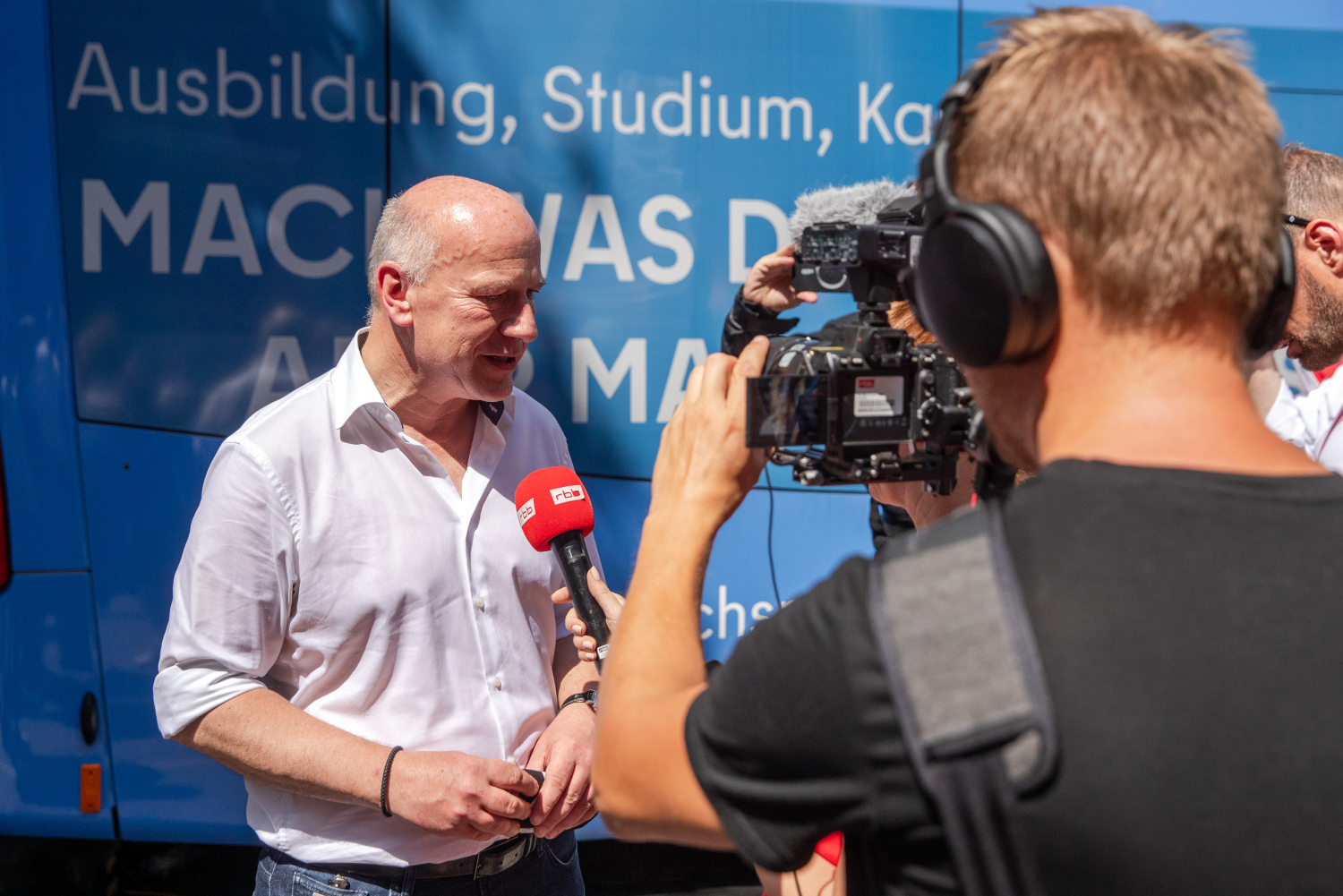 Der Regierende Bürgermeister Kai Wegner am Karrierebus auf dem Motzstraßenfest am 20.07.2024