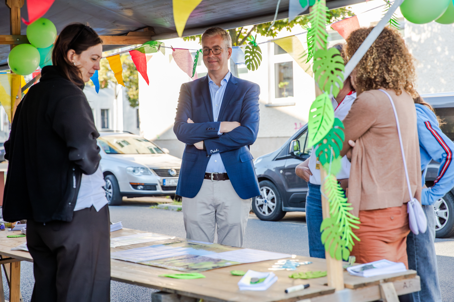 Senator Evers am Karrierebus beim Aktionstag Bezirksamt zum Mitmachen in Treptow-Köpenick