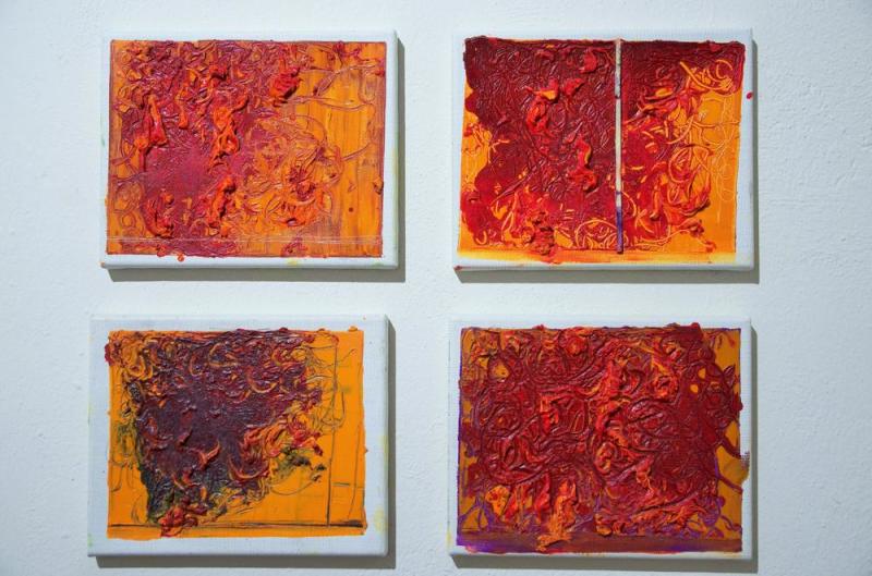 vier expressive, abstrakte Malereien in Rot und Gelb