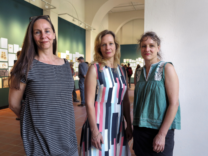 Veronike Hinsberg, Anke Becker und Inken Reinert, das künstlerische Projektteam der Anonymen Zeichner bei der Ausstellungseröffnung.