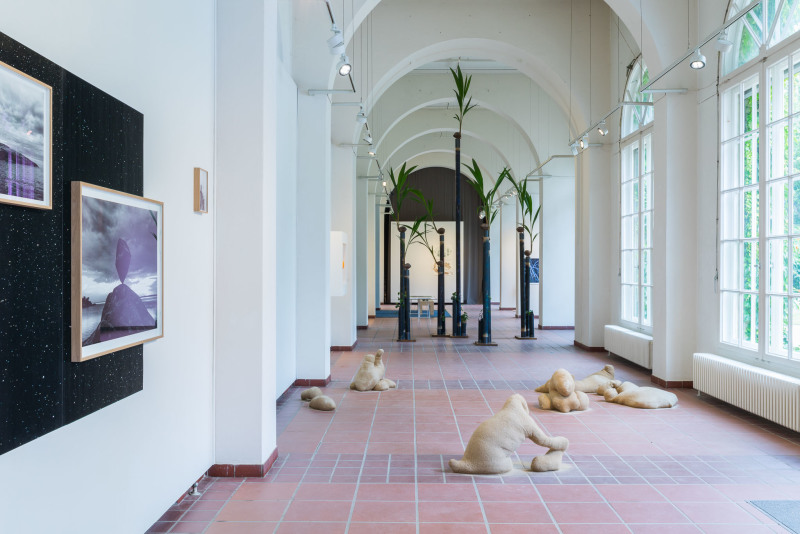 Ein Blick in die lang gestreckte Galerie auf die Ausstellung "Fragile Times"