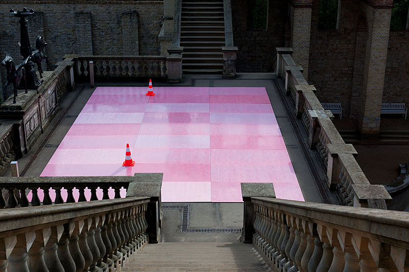 vorläufig: la vie en rose · 2013 · Detail, 2 Verkehrskegel, Lacklasuren auf Aluminiumblech · 9 x 6 m · Belvedere Potsdam