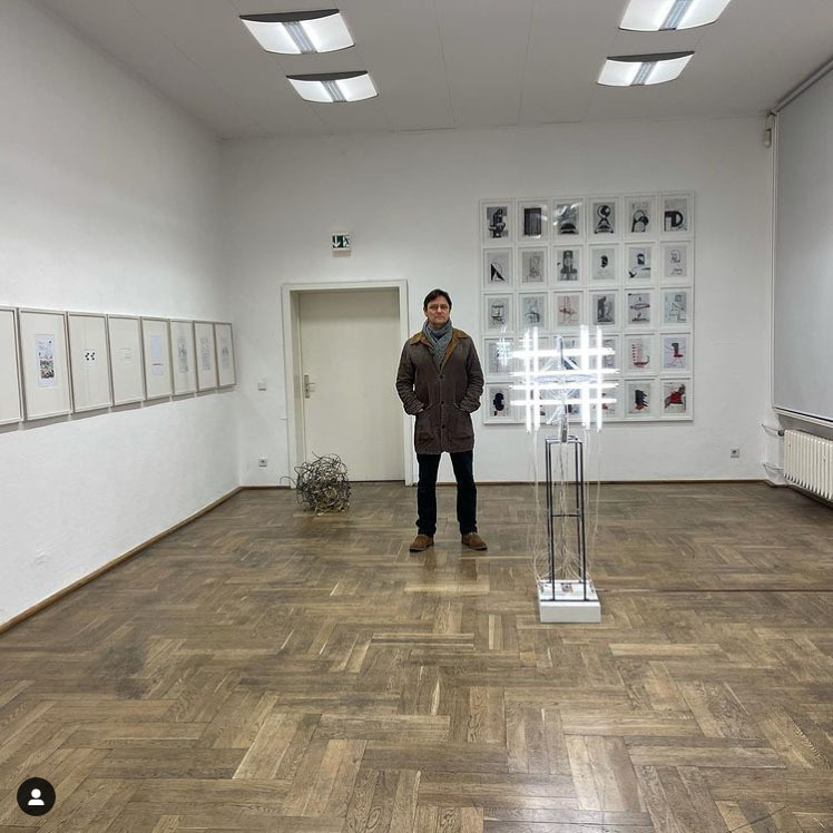 Jens Becker auf dem Soft Opening der Ausstellung Zeichnungen XVI – Welten