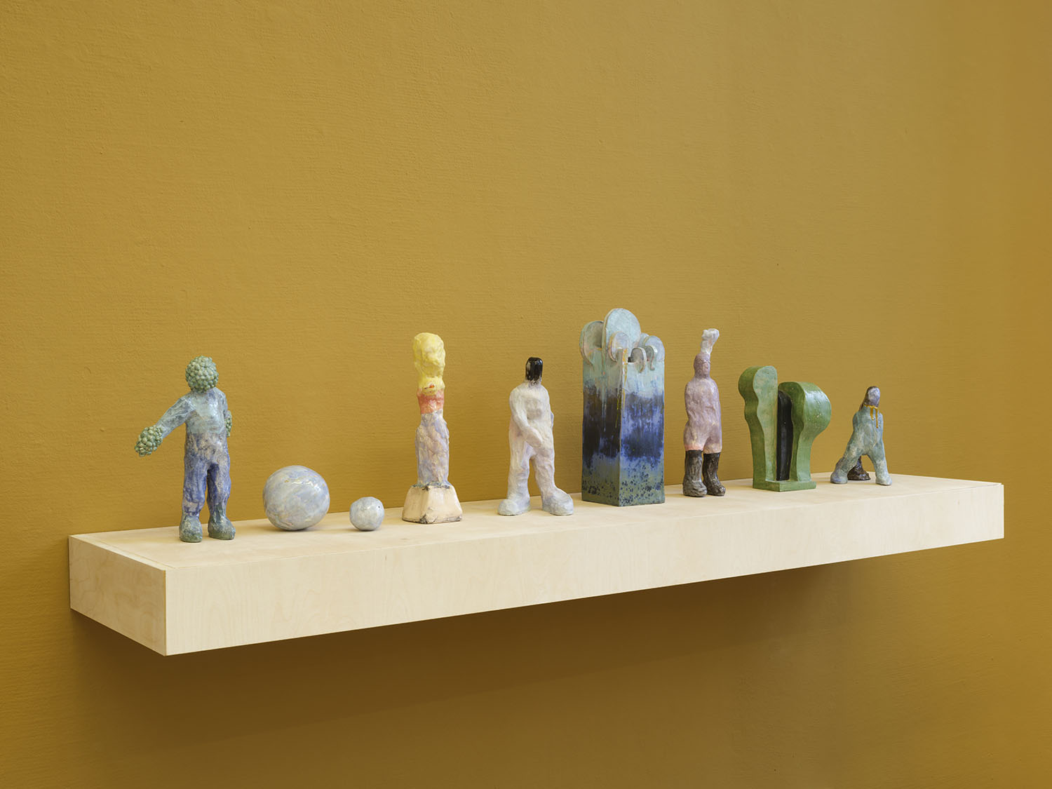 Bild 10 – Ausstellungsansicht – Laura Bruce: »Falling Upward« – Galerie Parterre, 2024 | Arbeiten von links nach rechts: »Bubble Head«, »Earth, Moon«, »Yellow Head«, »Black Head«, »Steam«, »Cloud Head«, »Sandwiched und Rasta«, 2019-2020, Glasierte Keramik