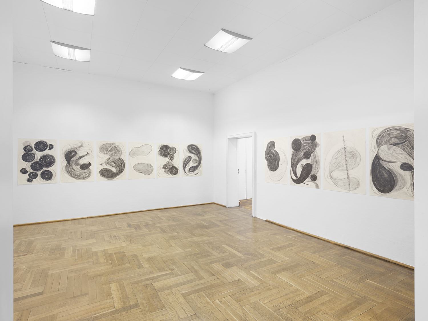 Bild 20 – Ausstellungsansicht – Laura Bruce: »Falling Upward« – Galerie Parterre, 2024 | Werkreihe »Sounds That Clouds Make«, 2012, Graphit auf Papier 